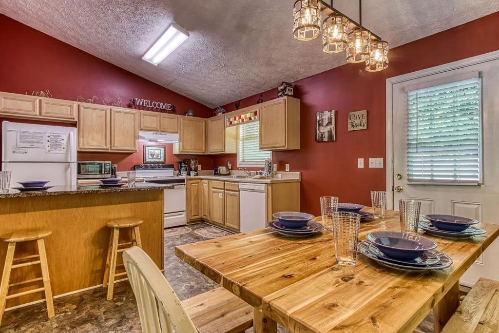 River Song, Near River, Hot Tub, Foosball, Wifi 1089 Free Tickets Each Paid Day, Dollywood And More Sevierville Exterior foto