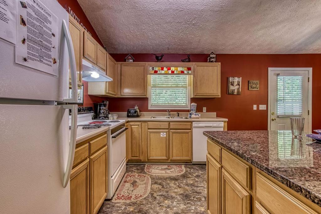 River Song, Near River, Hot Tub, Foosball, Wifi 1089 Free Tickets Each Paid Day, Dollywood And More Sevierville Exterior foto