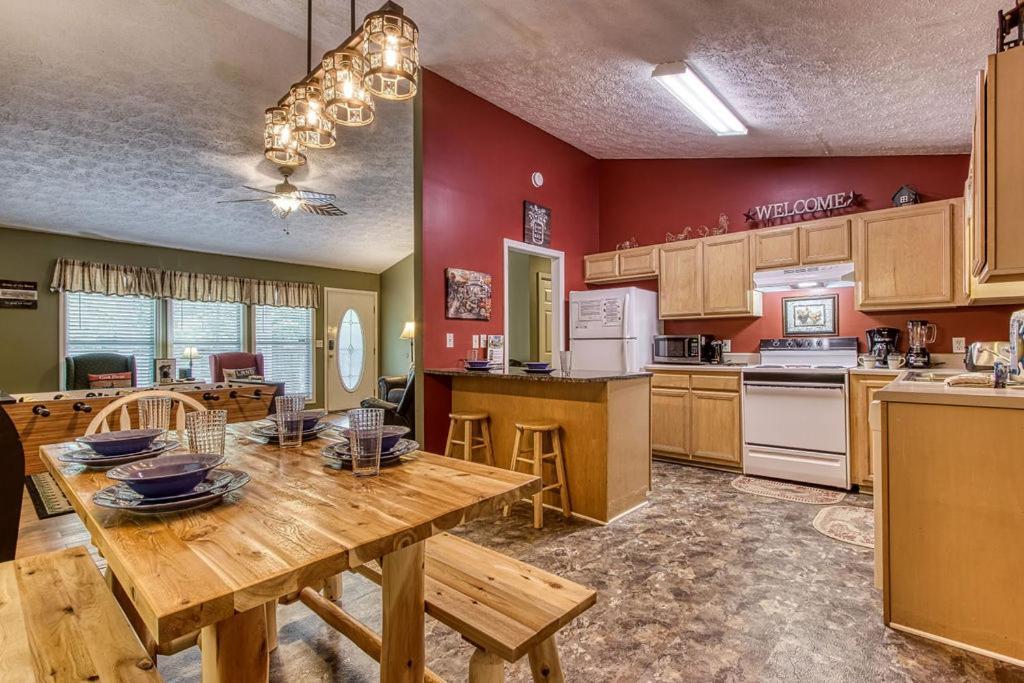 River Song, Near River, Hot Tub, Foosball, Wifi 1089 Free Tickets Each Paid Day, Dollywood And More Sevierville Exterior foto