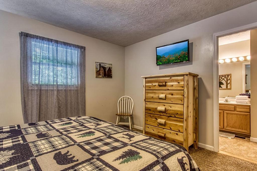 River Song, Near River, Hot Tub, Foosball, Wifi 1089 Free Tickets Each Paid Day, Dollywood And More Sevierville Exterior foto