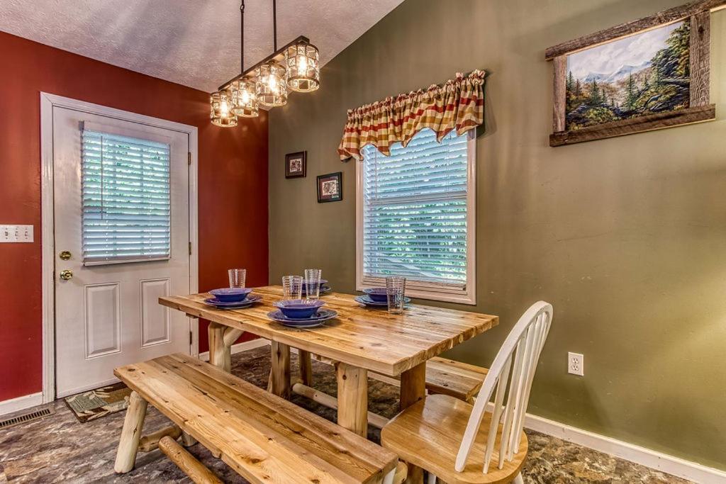 River Song, Near River, Hot Tub, Foosball, Wifi 1089 Free Tickets Each Paid Day, Dollywood And More Sevierville Exterior foto